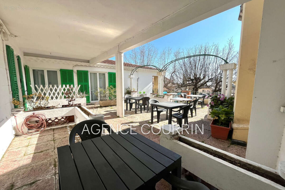 Commerce à SAINT-VALLIER-DE-THIEY