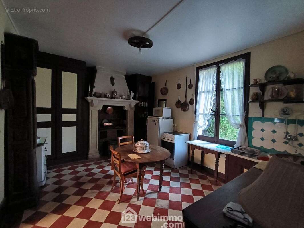 Une cuisine de 15 m² avec de la jolie tomette au sol, à ses côtés... - Maison à BRAINE