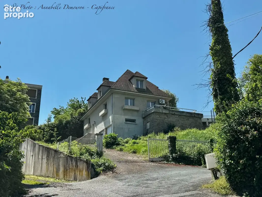 ROYAT - Grande maison familiale à rénover avec vue panoramique, terrain rare, piscine - photo 26