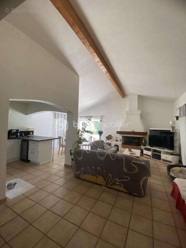 Maison familiale de plain-pied avec piscine sur près de 2000m2 de terrain - photo 5