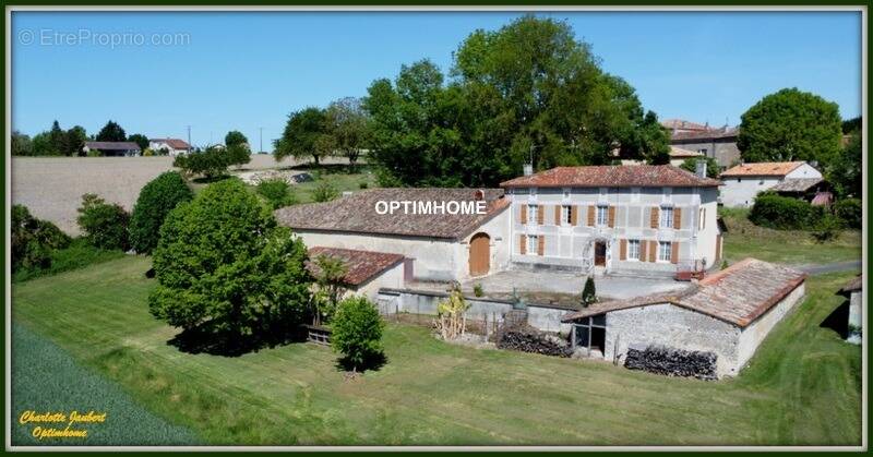 Maison à BARBEZIEUX-SAINT-HILAIRE