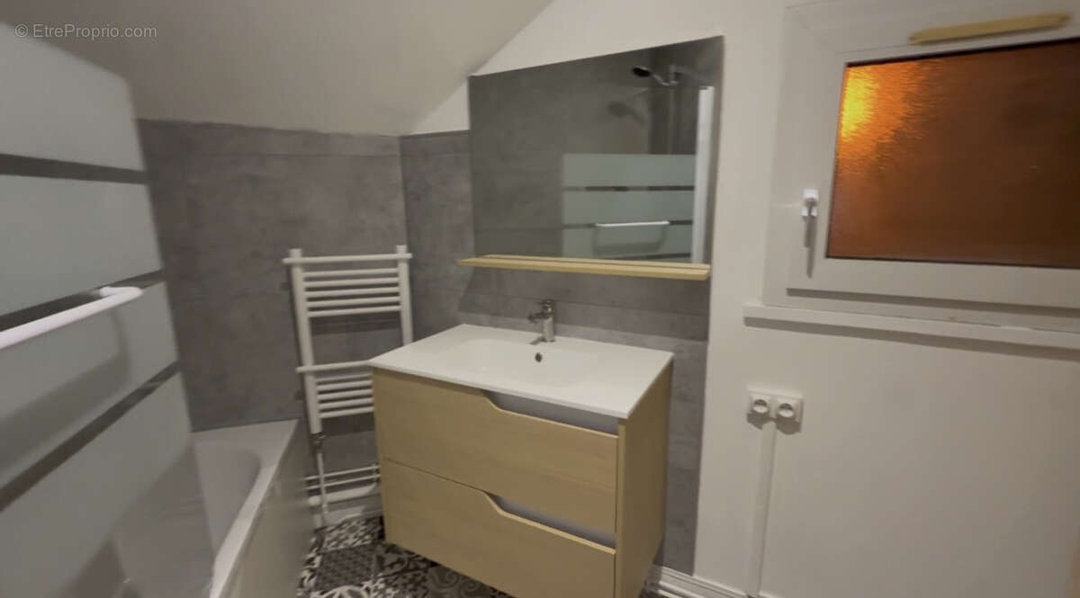 Autre à PONT-SAINTE-MAXENCE