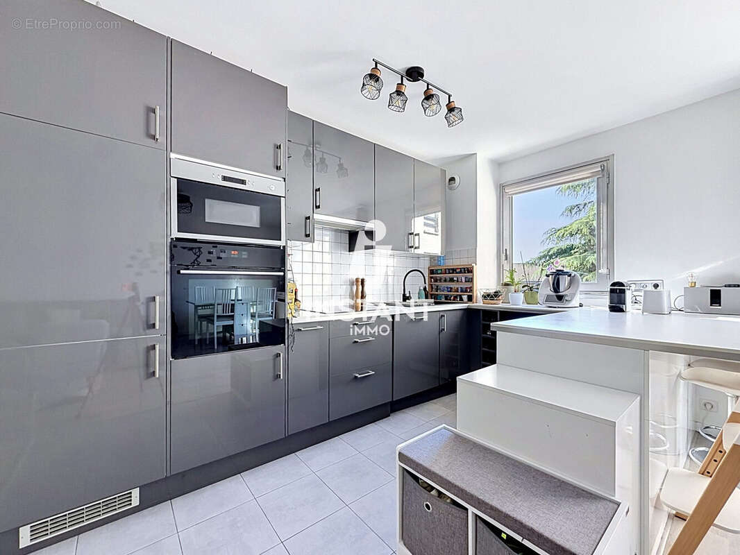 Appartement à CHARENTON-LE-PONT