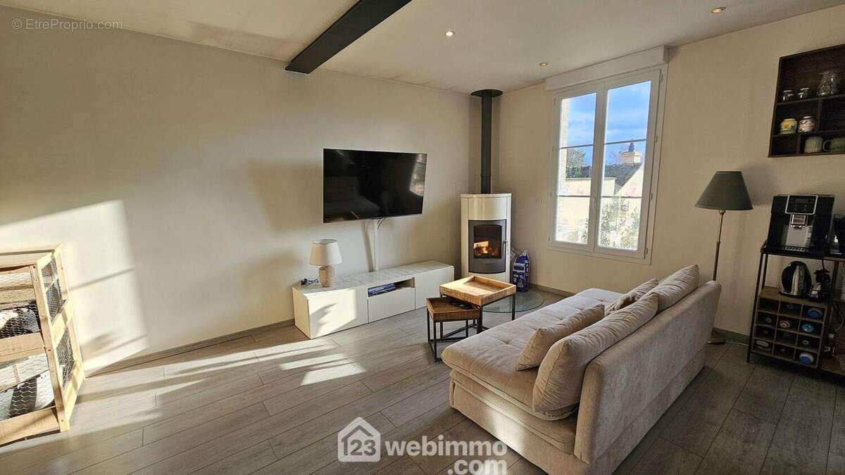 Un espace salon avec son poêle à granulés. - Maison à MILLY-LA-FORET