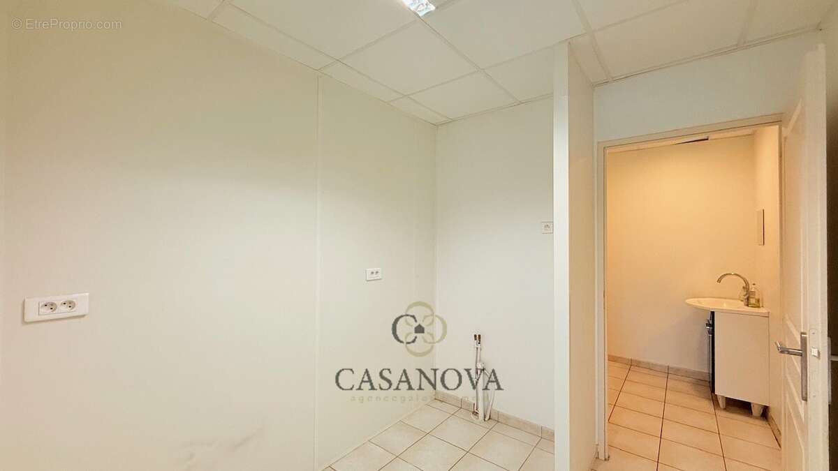 Immeuble de 800 m² avec potentiel de transformation en habitation à Lattes - photo 10