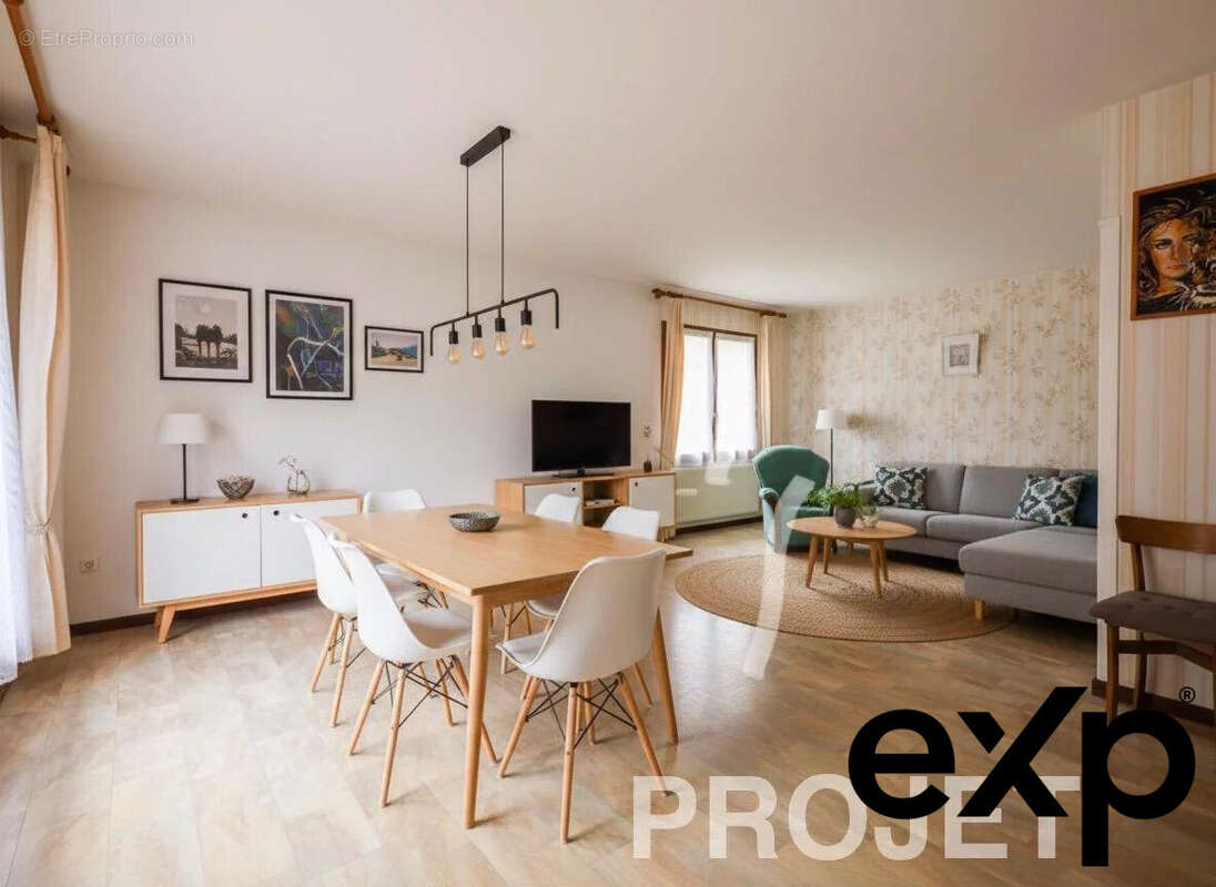 Maison à CHEZERY-FORENS