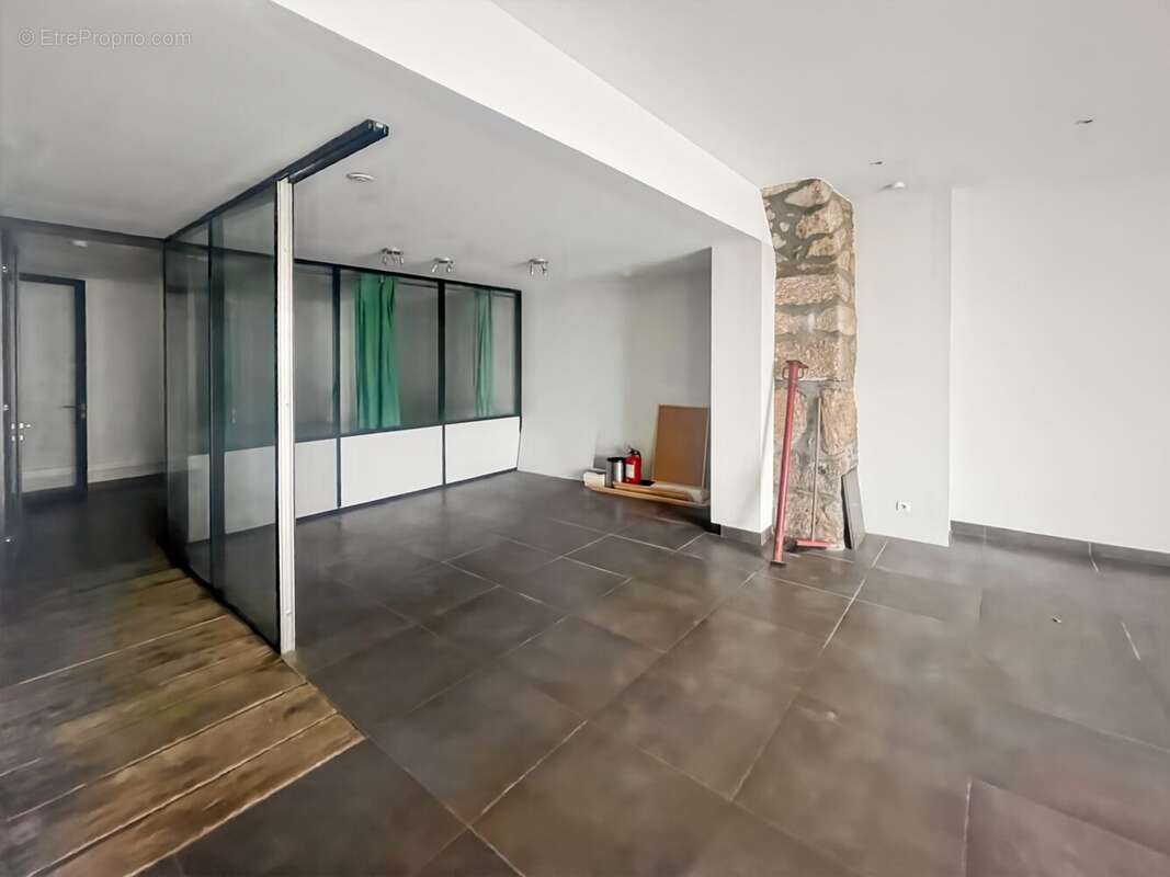 Commerce à GREZIEU-LA-VARENNE