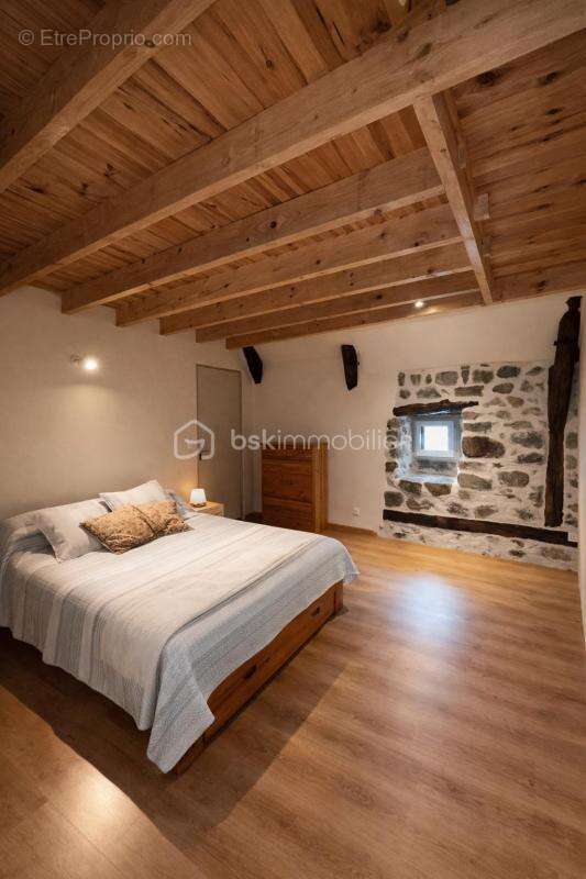 Maison en pierre 131 m² + grange 110 m² – Fort potentiel gîtes - photo 11
