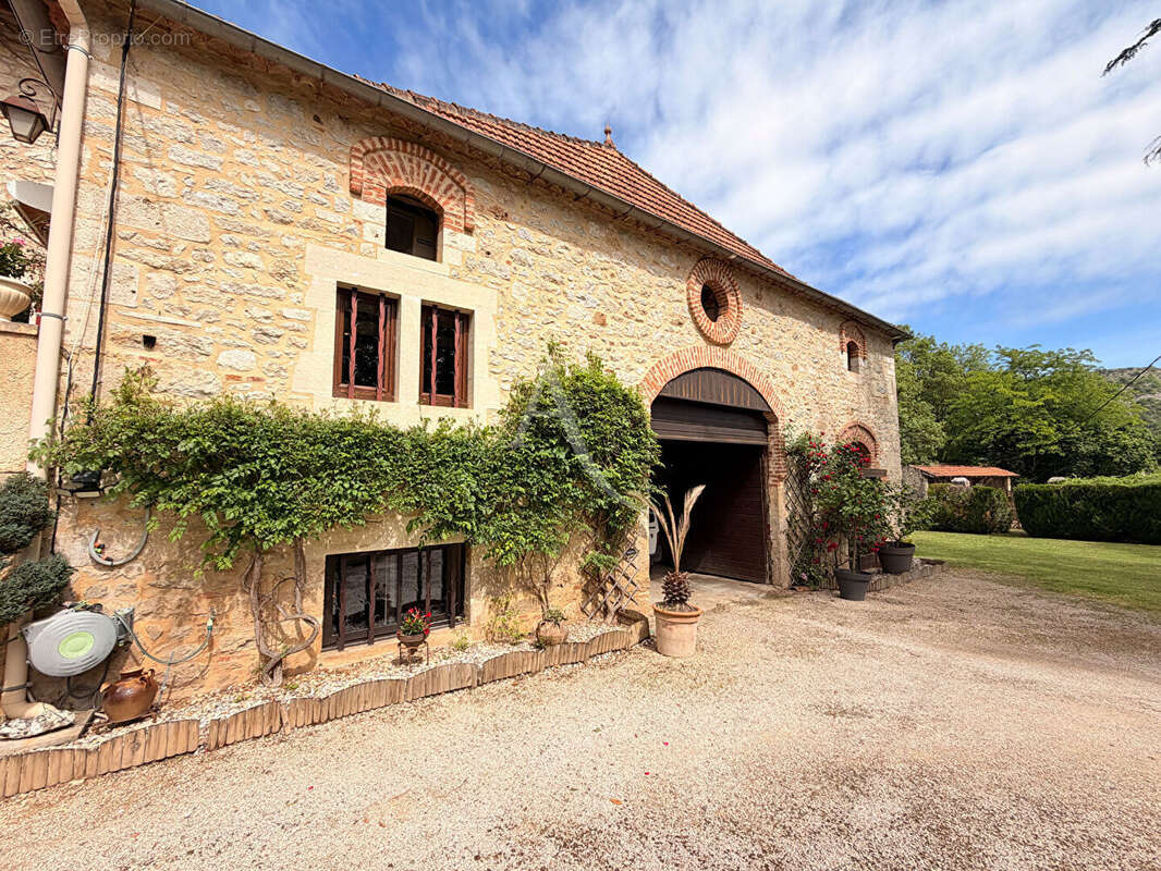 Maison  en pierre de194 m2 et granges - photo 5