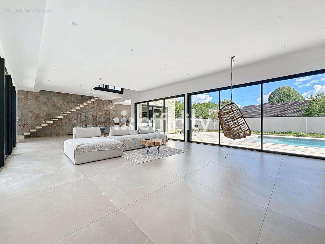 Maison 285 m² à Saint-Cyr-Sur-Loire  - photo 3