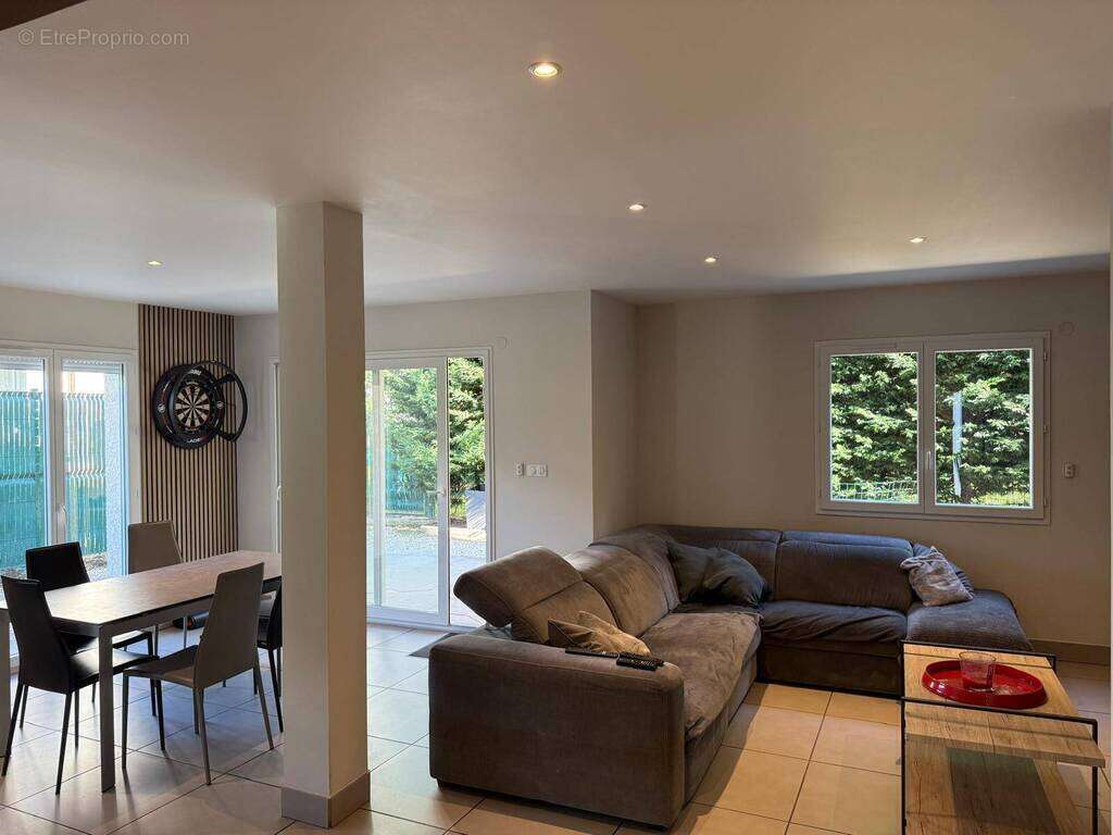 Maison à SAINT-GENIS-POUILLY