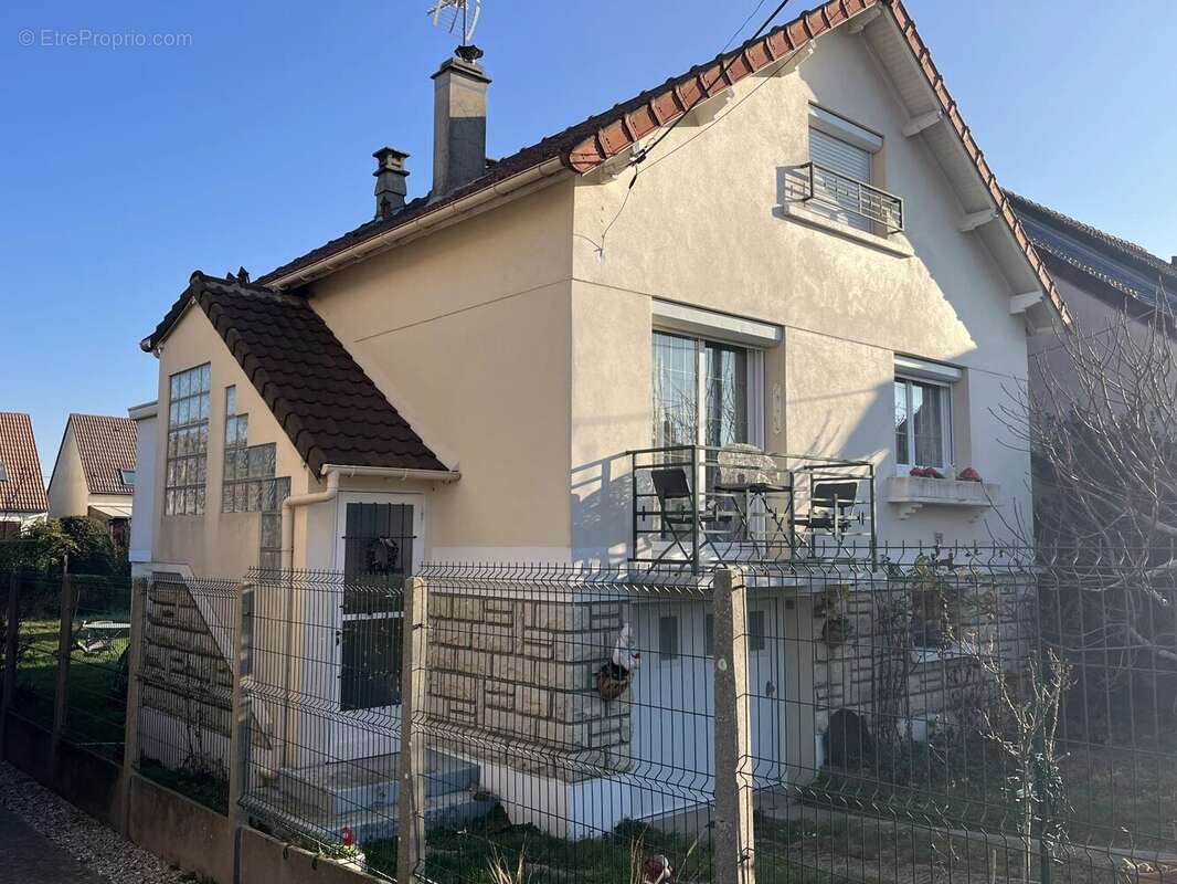 Maison à LES CLAYES-SOUS-BOIS