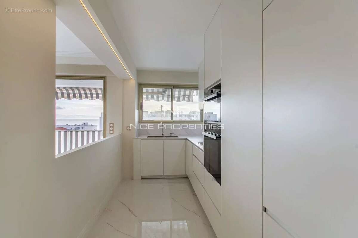 Centre Juan-Les-Pins , superbe appartement avec terrasse, vue panoramique mer et ville - photo 2