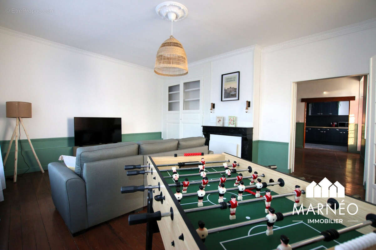 Salon ouvert sur salle à manger puis cuisine - Appartement à CHALONS-EN-CHAMPAGNE