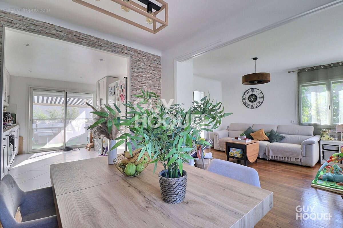 Maison à SAINTE-GENEVIEVE-DES-BOIS