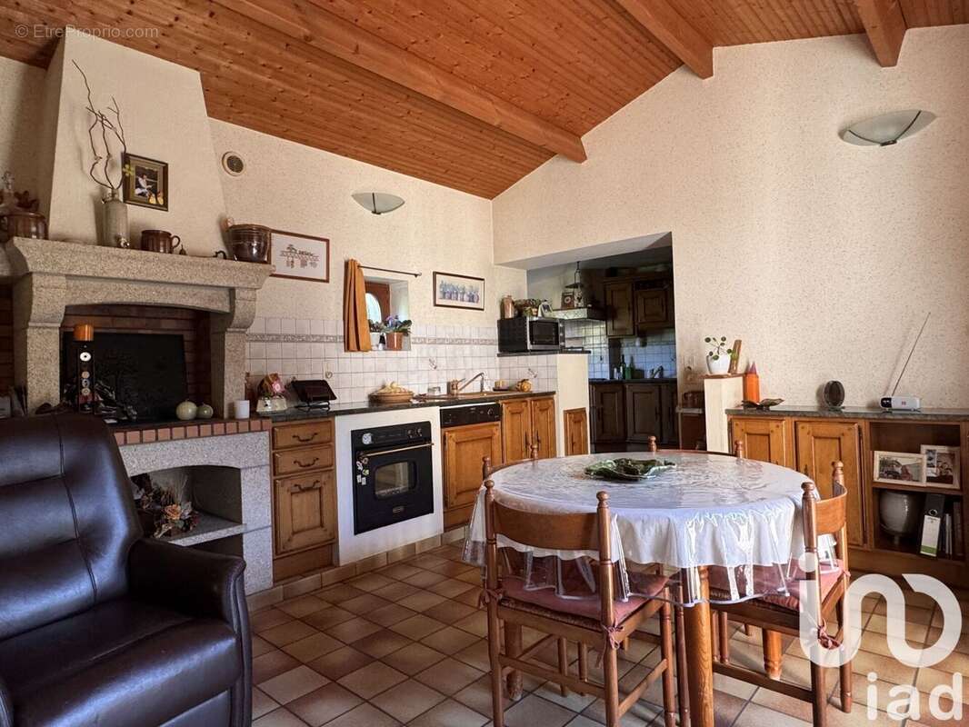 Maison 200 m² à Saint-Hilaire-De-Voust  - photo 3