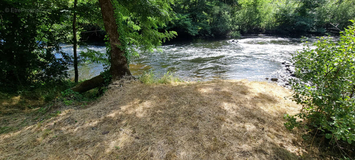 Maison à ENTRAYGUES-SUR-TRUYERE
