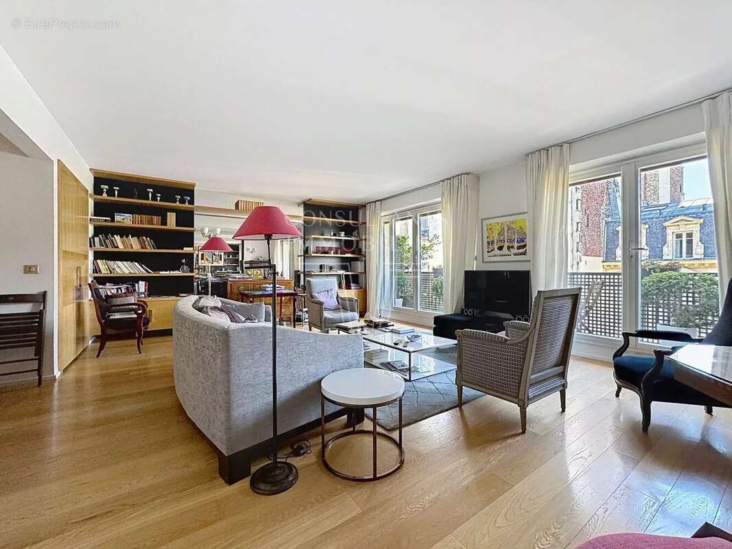 Appartement à PARIS-16E