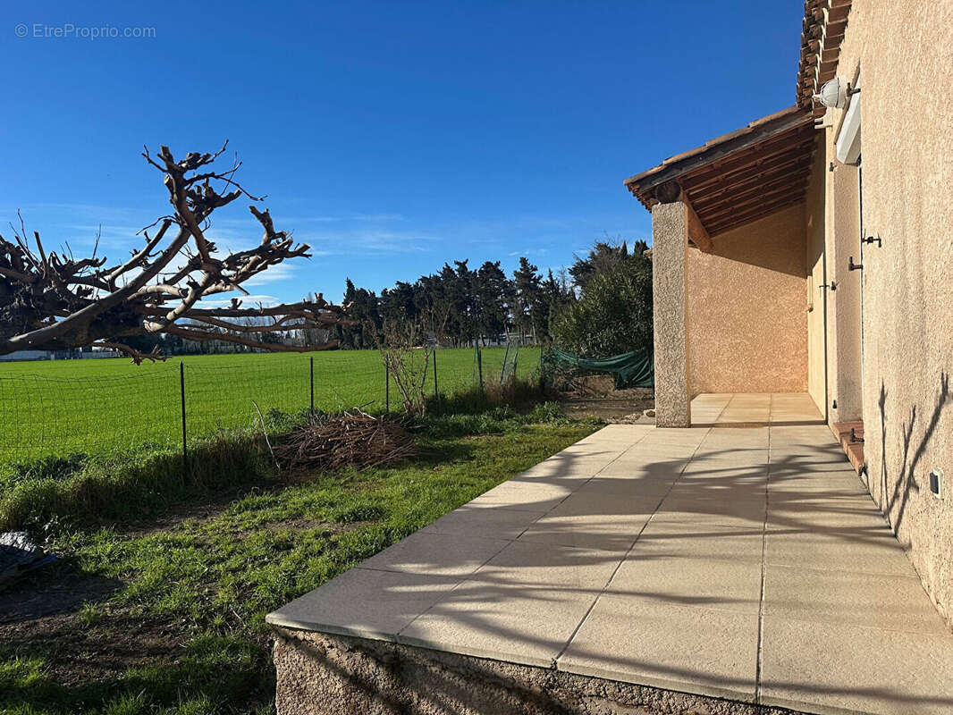 Saint Etienne du Grès : Villa de plein pied, 3 chambres, terrain 420m² - photo 4