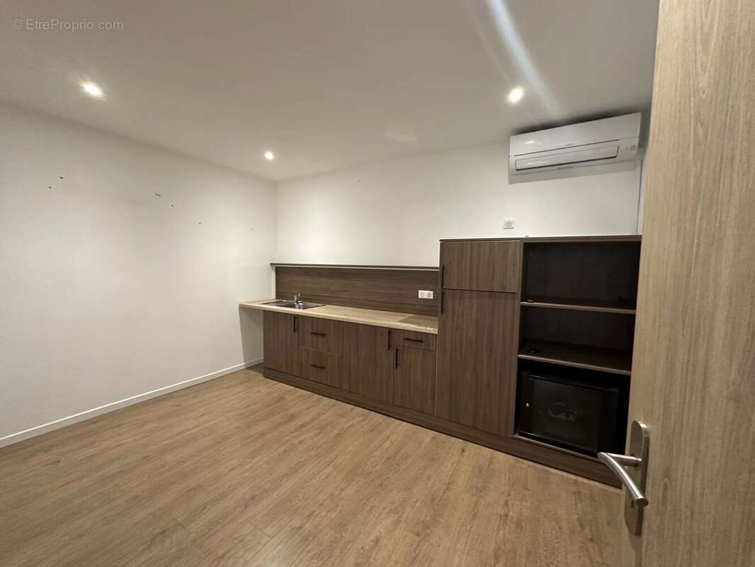 Commerce à LA GAUDE