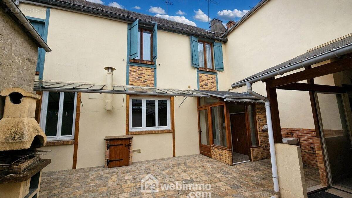 Venez découvrir cette maison de 145 m² à rafraichir. - Maison à TOUSSON