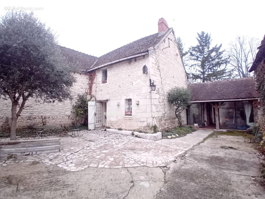 Maison ancienne de 82.50 m2 hab avec sa cour devant - Maison à LESIGNY