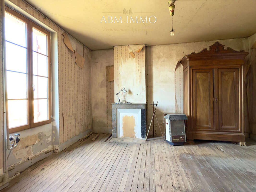 Maison en pierre a renover - fort potentiel - photo 9