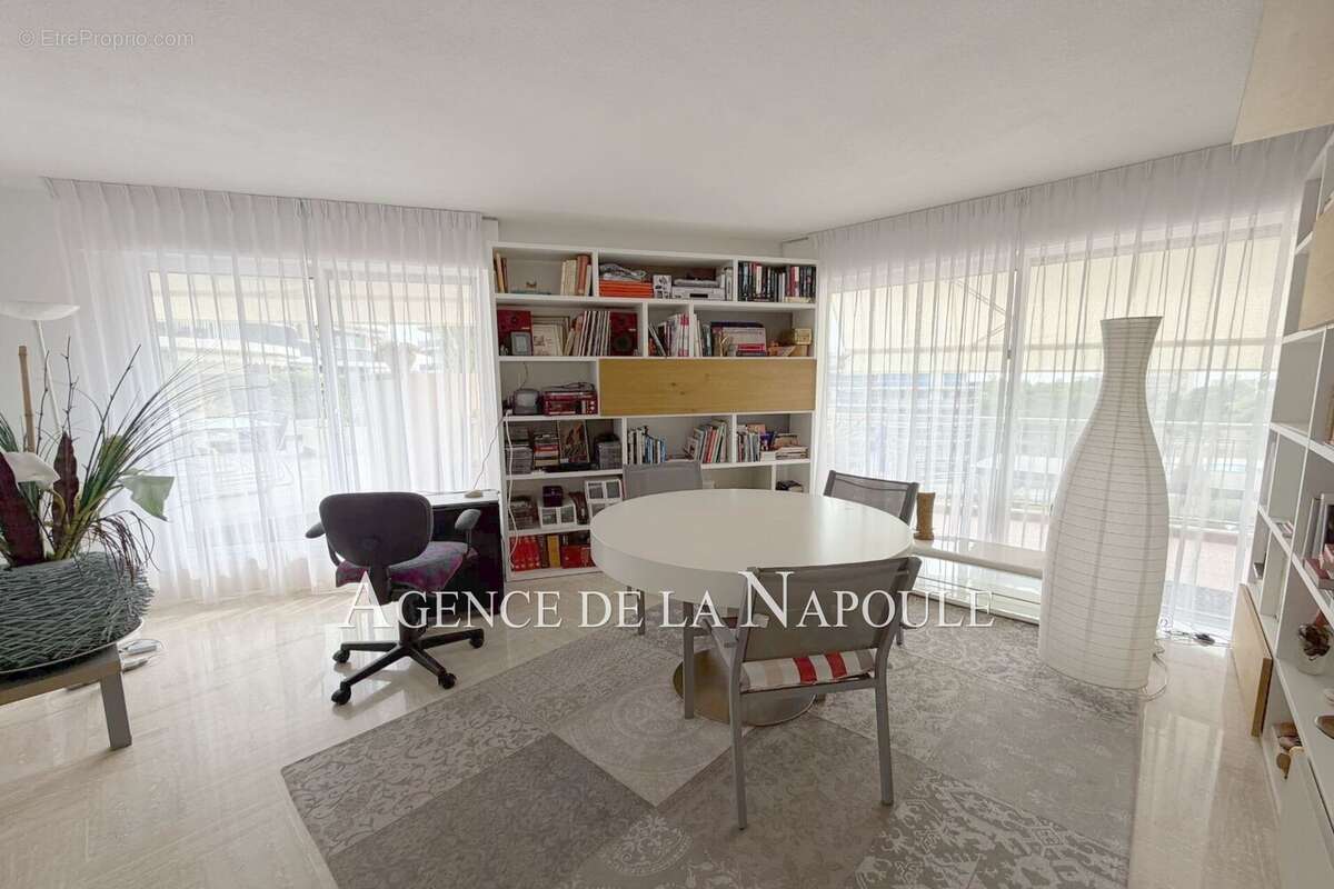 Appartement à MANDELIEU-LA-NAPOULE