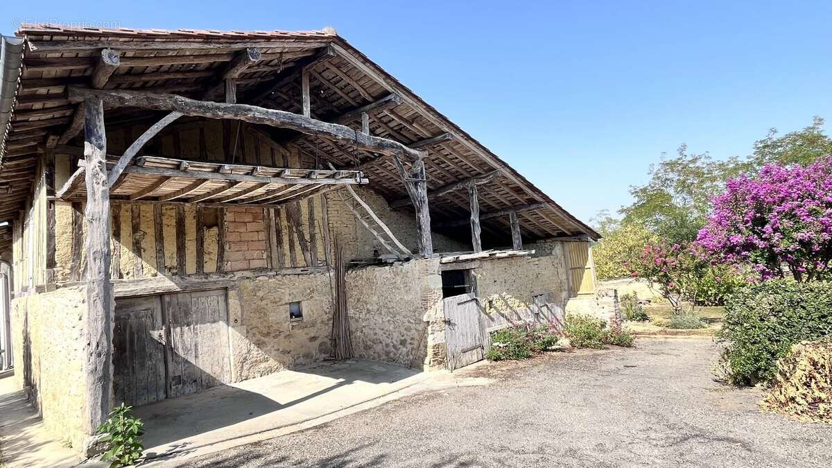 Beaucoup de potentiel à développer pour cet ancien corps de ferme des années 1850 - photo 4