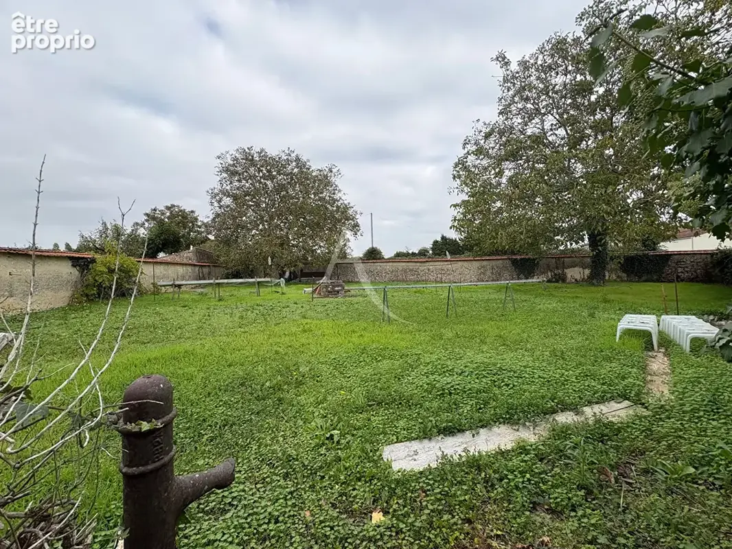 Photo Terrain à Le Poire-Sur-Velluire au prix de 18 000€