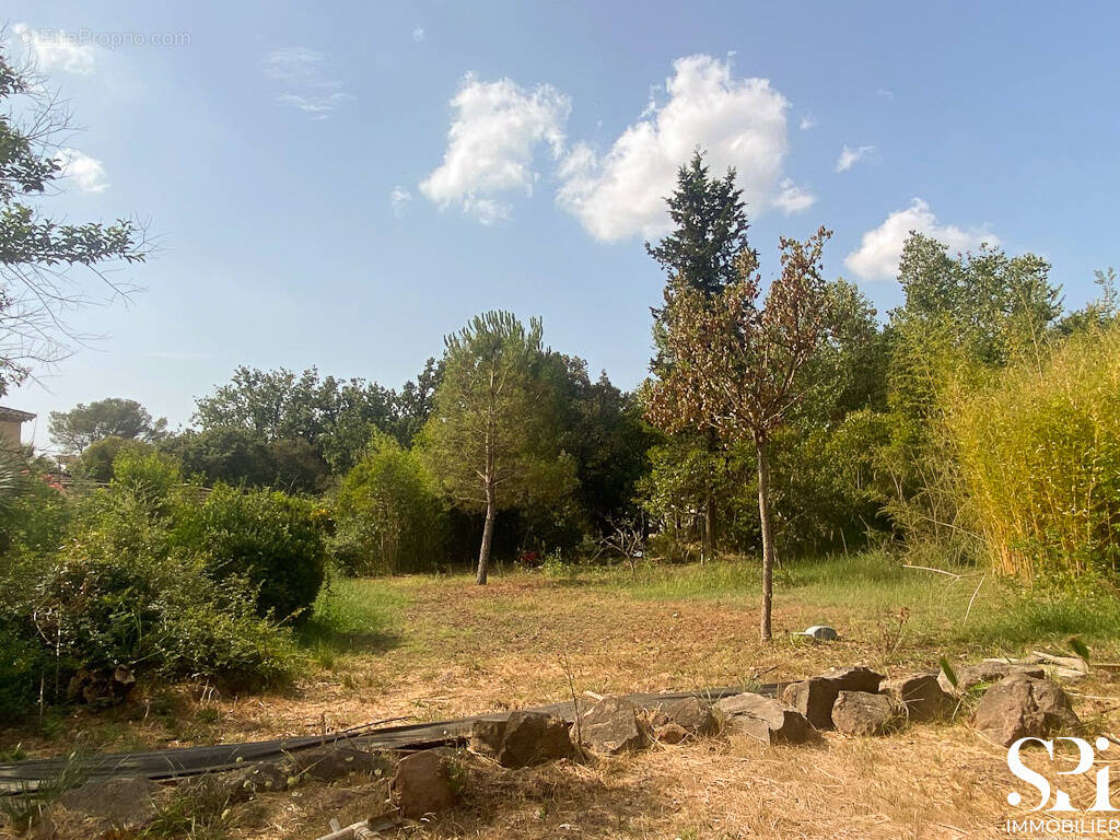 Terrain à LA CRAU