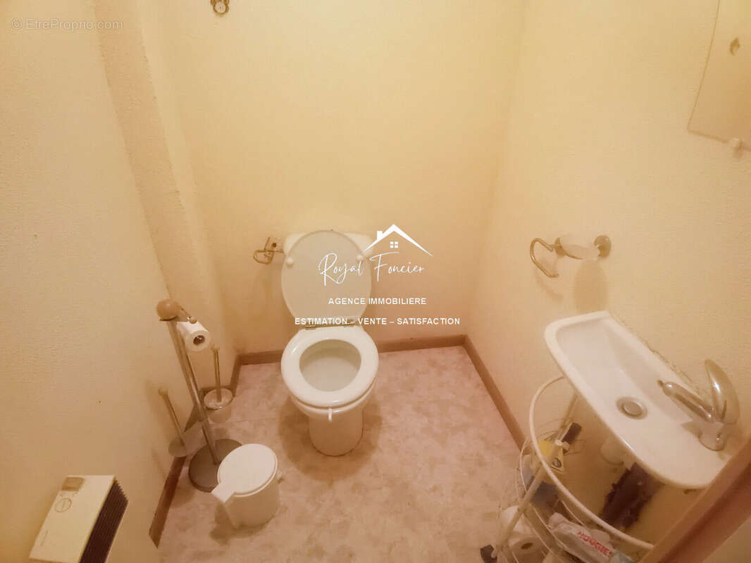 RDC : WC indépendant - Maison à YZEURES-SUR-CREUSE