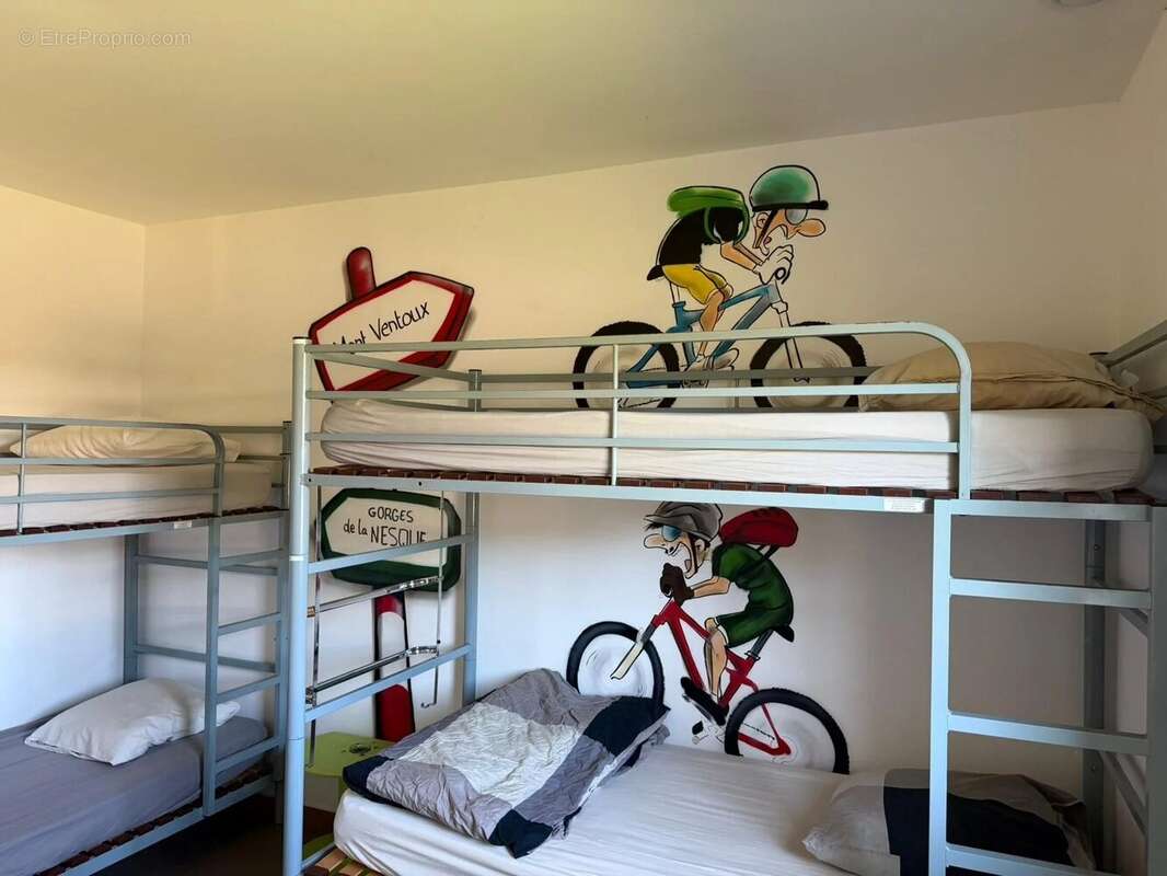 Commerce à PERNES-LES-FONTAINES