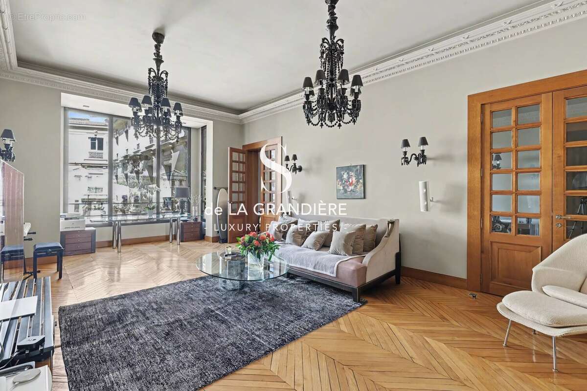 Appartement à PARIS-16E