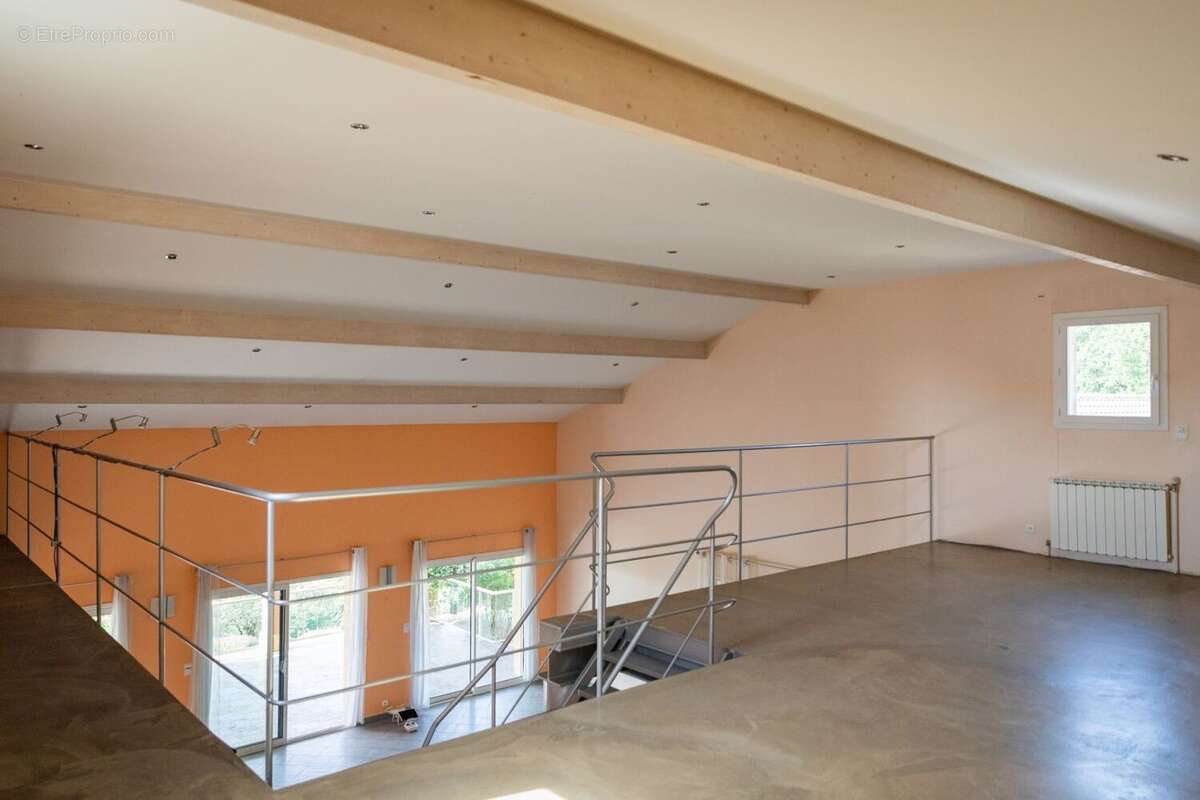 Demeure contemporaine, piscine intérieure, et terrain clos - photo 11