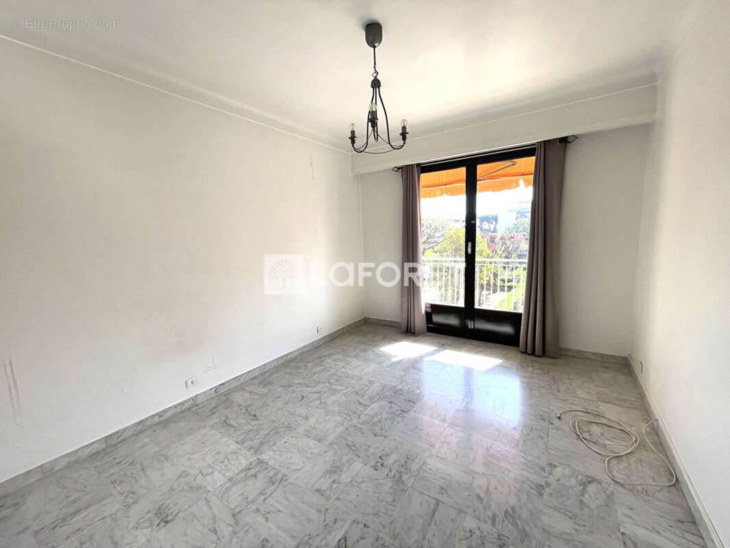 Appartement à SAINT-LAURENT-DU-VAR