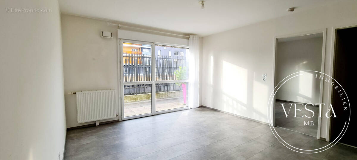 Pièce de vie avec accès à la terrasse - Appartement à DIJON