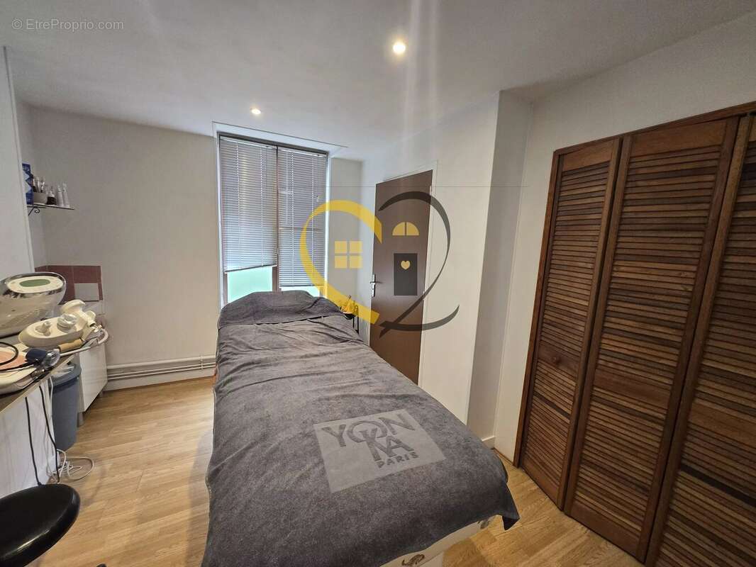 Ensemble immobilier local commercial et appartement à Henrichemont - photo 4