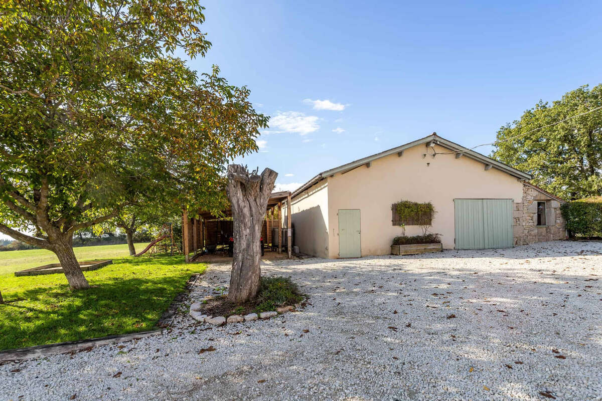 Country property with pool - photo 11