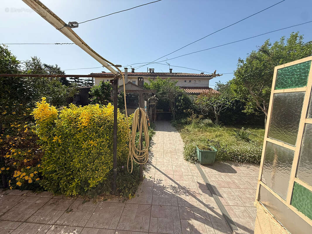 Maison familiale de 105 m² avec 4 chambres, garage motorisé et jardin à Grazailles - photo 4