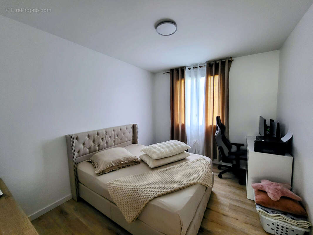 Appartement T3 entièrement rénové de 70 m2 avec balcon, cave et parkings   Résidence calme, sécurisée et arbor - photo 13