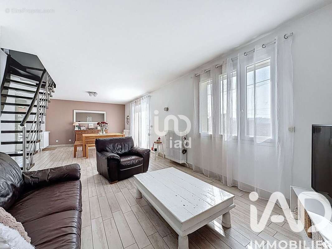 Maison 108 m² à Crecy-La-Chapelle  - photo 4