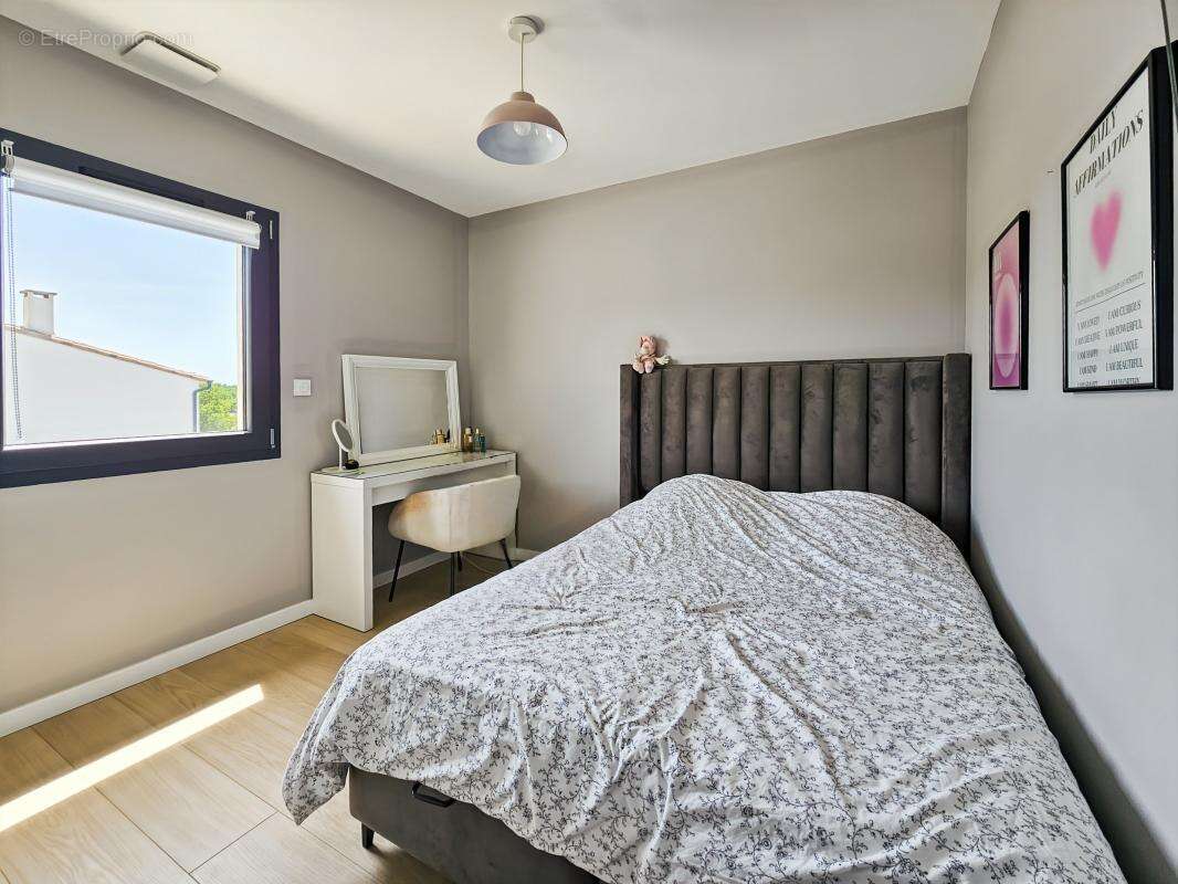 À Vendre à Blauzac - Maison 80 m² T4 avec piscine - photo 9