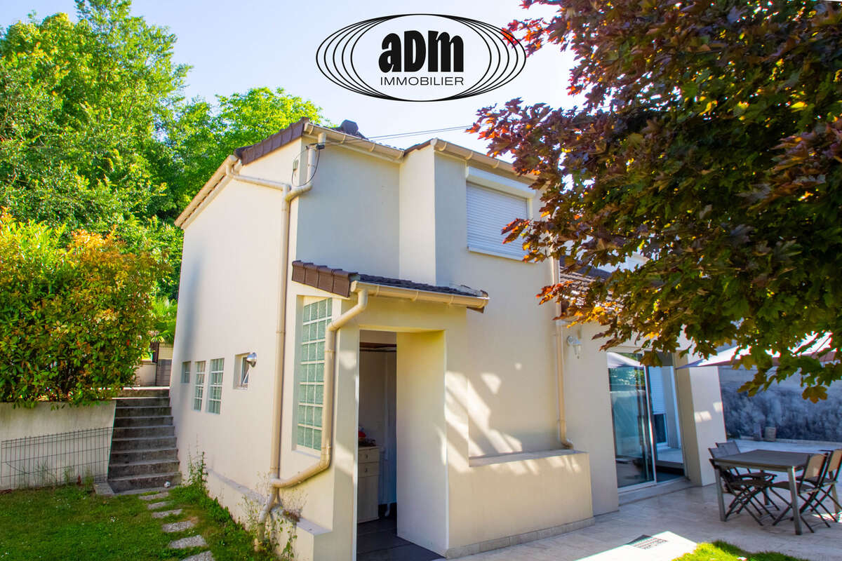 Maison familiale rénovée avec piscine, dépendance et garages sur un terrain de 1 376 m2 - photo 2