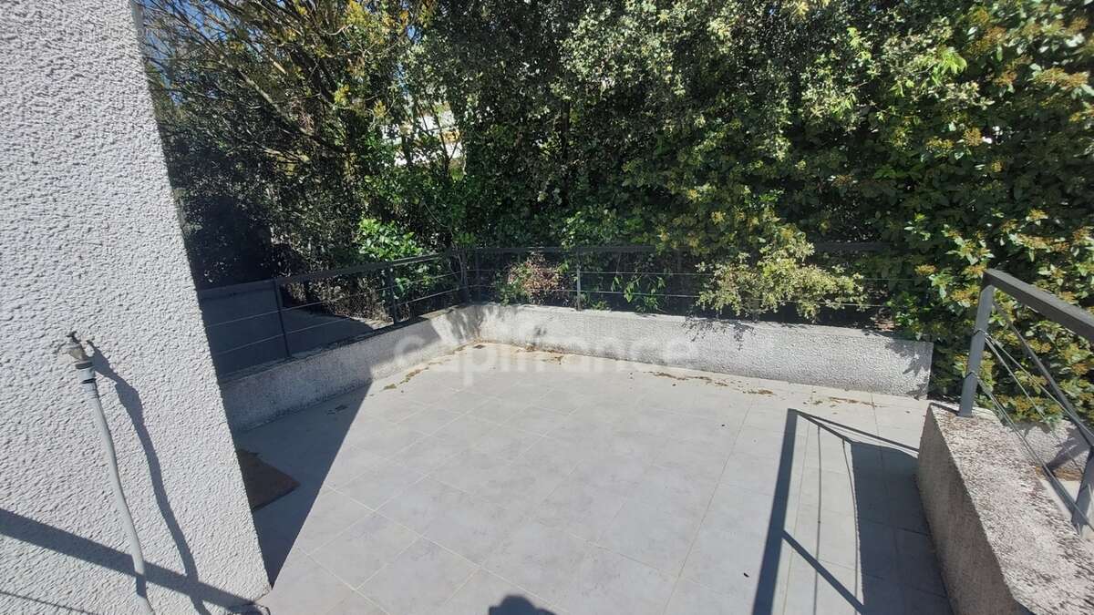 Appartement à vendre 3 pièces VILLENEUVE LES AVIGNON (30) - photo 7