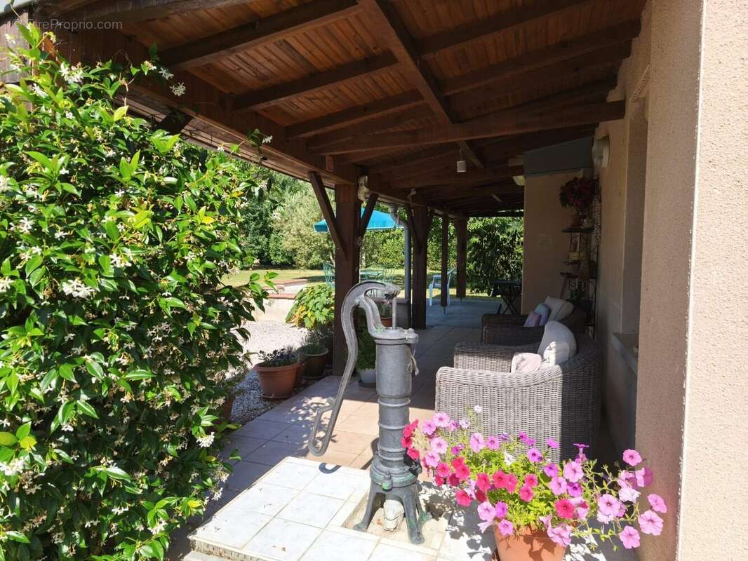 Covered terrace overlooking the garden, perfect for outdoor living. - Maison à L'ISLE-EN-DODON