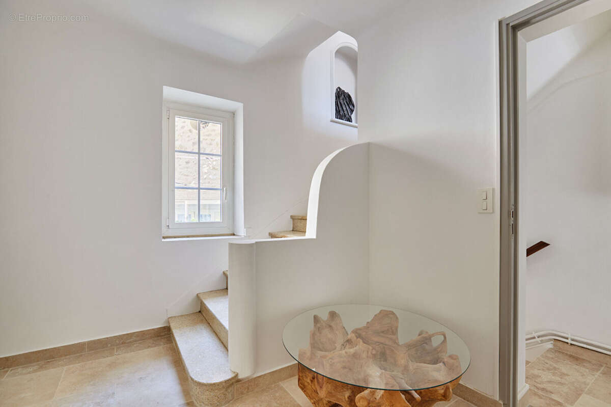 ALLEINS, Maison de caractère en pierre avec fort potentiel d'habitation et de rentabilité locative - photo 3