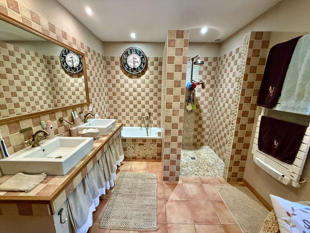 Maison à CRUZILLES-LES-MEPILLAT