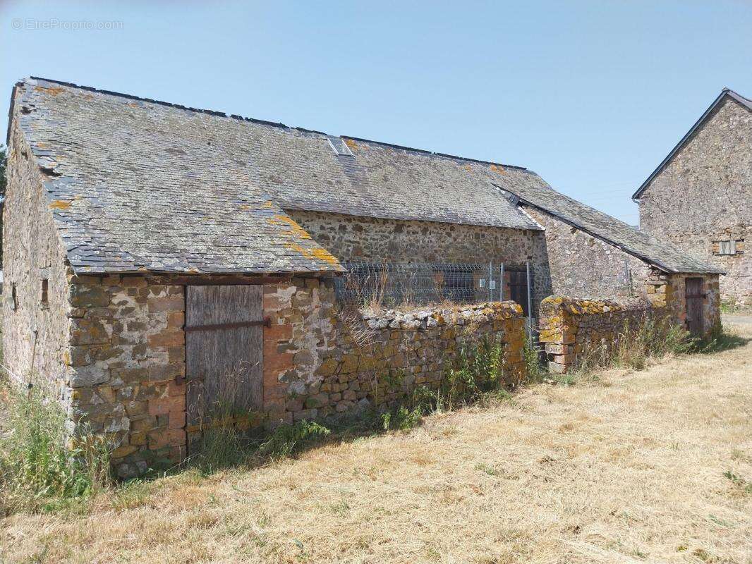 Beaux volumes ancien corps de ferme a renove - photo 2