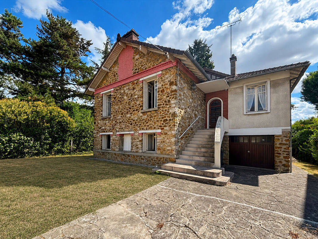 Maison à VERRIERES-LE-BUISSON